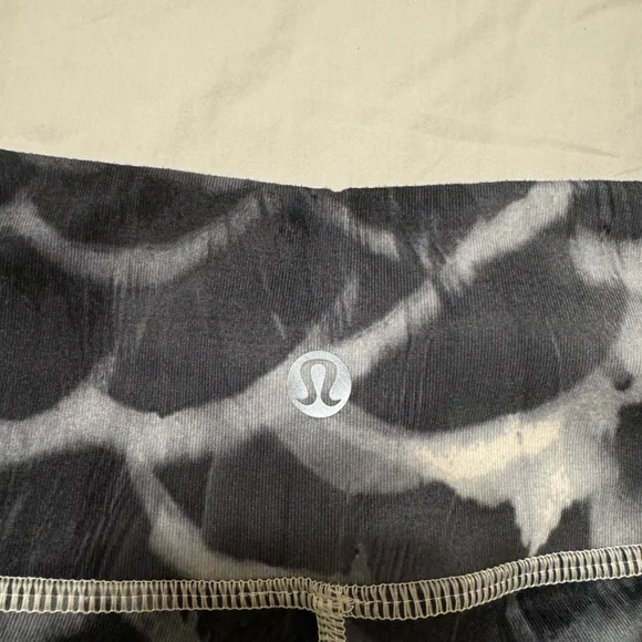 Lululemon leggings size 4 - Picture 2 of 3